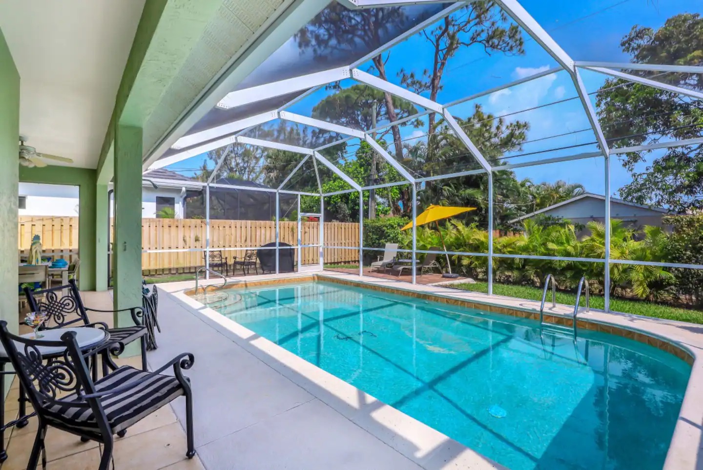 Dual Palm Retreat — Dual Primary Suites, Heated Pool, Near Vanderbilt Beach